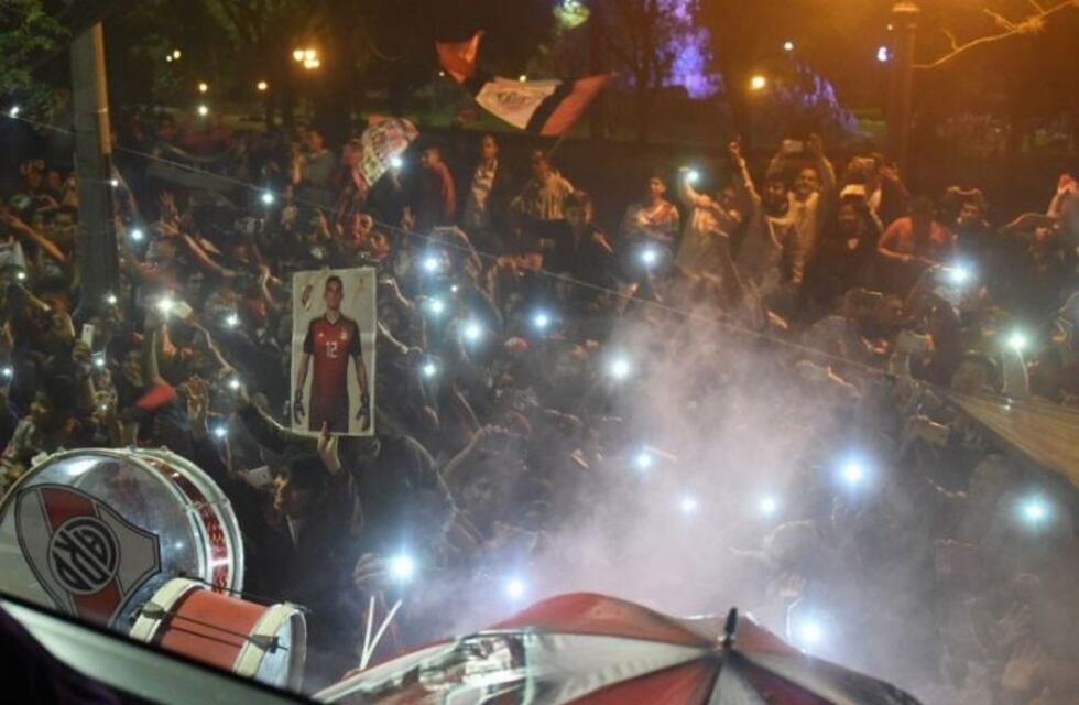 Recibimiento de River en Salta: cedió una valla y hay hinchas heridos