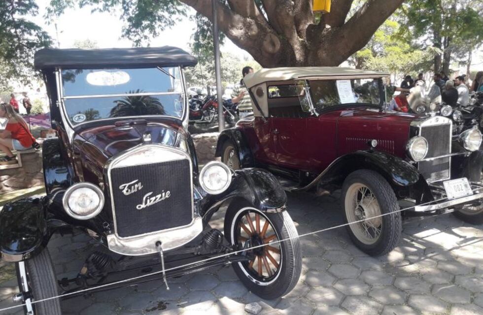 Un domingo con autos antiguos, en Jesús María y Caroya