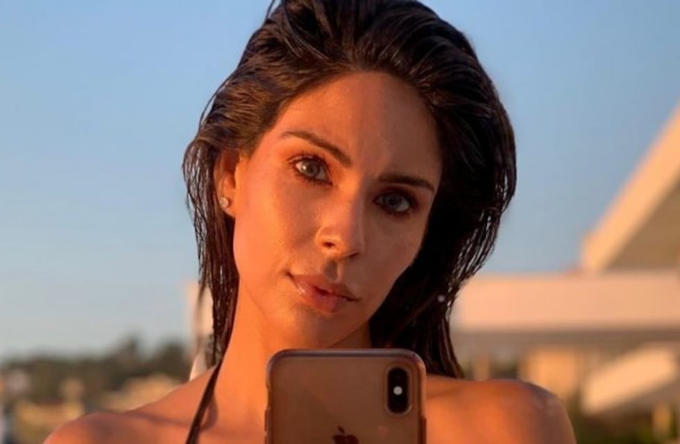 Barby Franco posó de espaldas con una enteriza blanca y revolucionó las redes