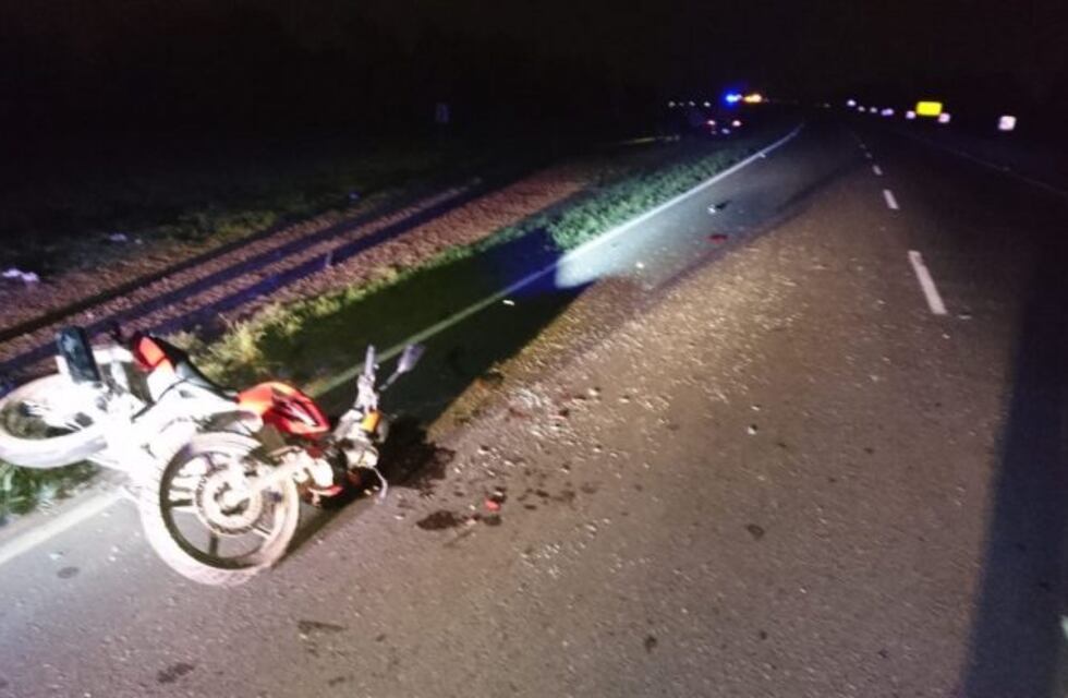 Un joven chocó contra un poste y murió