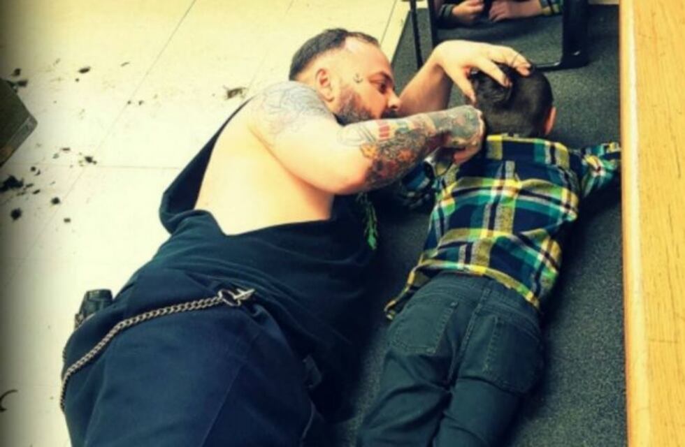 Viral: el peluquero que se tira al piso para cortarle el pelo al nene autista