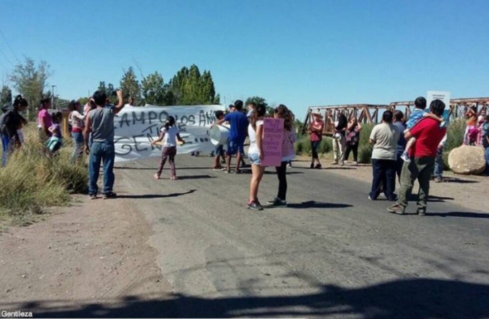 Corte y reclamo porque "quieren privatizar tierras estatales"