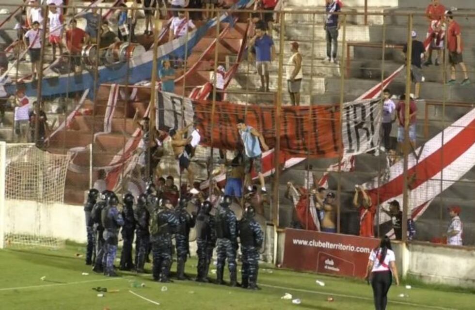 Piedras y balas de goma tras la derrota de Guaraní