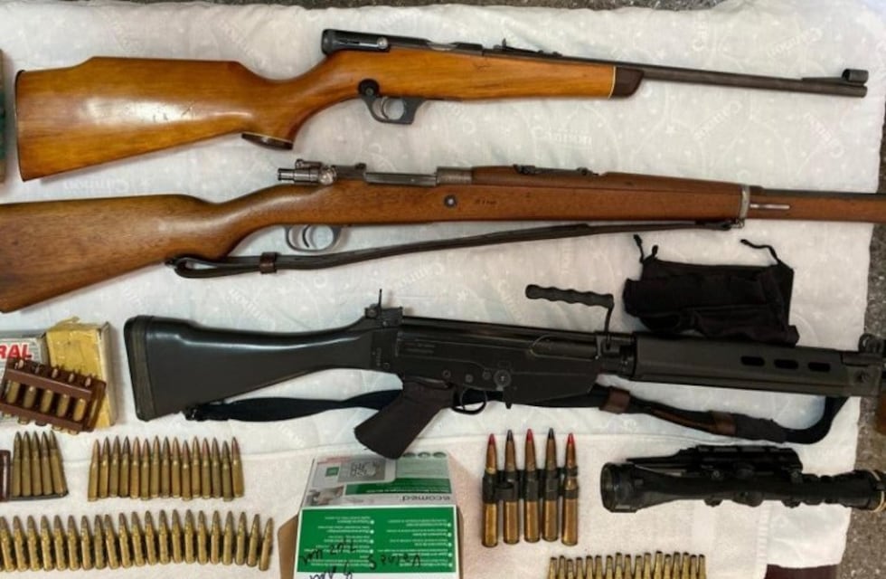 Encontraron un arsenal donde había armas del ejército