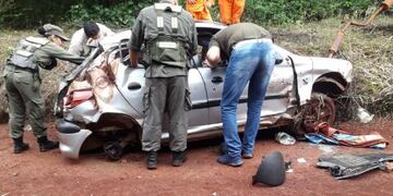 Dos jóvenes misioneros que transportaban mercadería de contrabando se accidentaron en Corrientes\u002E (Foto: Misiones Online)