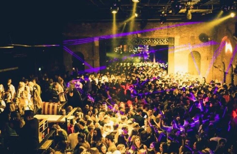 Una chica recibió un botellazo en la cara y apuntaron contra el boliche en el que estaba