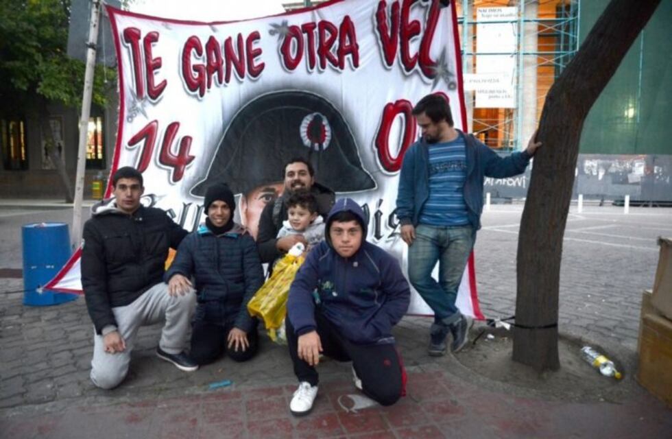 Un maestro muy querido se quedó sin trabajo y sus alumnos organizaron una colecta sorpresa