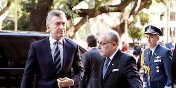 GRAF240\u002E BUENOS AIRES (ARGENTINA), 26/03/2019\u002E- El presidente argentino, Mauricio Macri (i), y el responsable argentino de Exteriores, Jorge Faurie (d), a su llegada a la Cancillería, este martes, para asistir junto al rey Felipe VI a una reunión con empresarios de ambos países con motivo de la visita de Estado que realizan los reyes al país sudamericano, donde España es el principal inversor europeo y segundo mundial\u002E EFE/Mariscal ciudad de buenos aires Mauricio Macri jorge faurie reyes de españa visitan la argentina