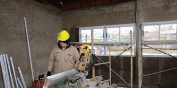 Obras en la escuela del barrio Malvinas (Foto: ANBariloche)\u002E