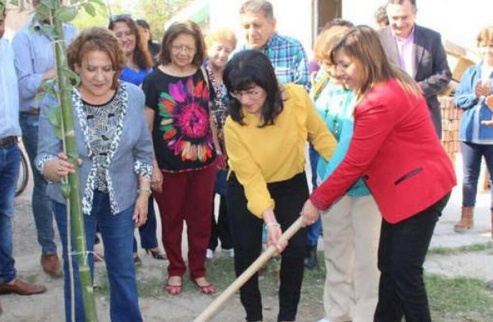 Fuentes inauguró un salón en Centro de Jubilados