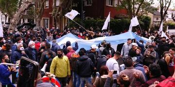 Agrupaciones políticas se reunieron frente a la residencia de Olivos en apoyo a Alberto Fernández