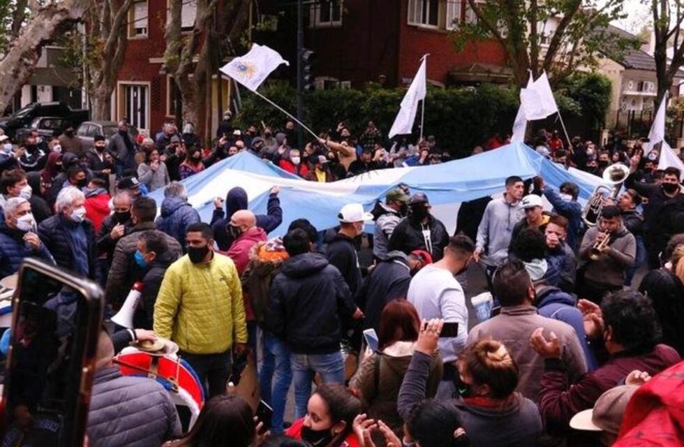 Agrupaciones políticas se reunieron frente a la residencia de Olivos en apoyo a Alberto Fernández
