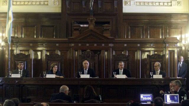 DYN201, BUENOS AIRES 30/11/2016, LA CORTE SUPREMA DE JUSTICIA DE LA NACIu00d3N, ESTA MAu00d1ANA EN TRIBUNALES DURANTE LA AUDIENCIA Pu00daBLICA PARA CONOCER EL GRADO DE AVANCE DE LOS MANDATOS INCLUIDOS EN EL PLAN DE SANEAMIENTO QUE OPORTUNAMENTE FIJu00d3 EN LA CAUSA QUE TRAMITA POR LA PREVENCIu00d3N Y RECOMPOSICIu00d3N DEL DAu00d1O AMBIENTAL DE LA CUENCA u201cMATANZA-RIACHUELOu201d. FOTO: DYN/ALBERTO RAGGIO.rnrnrnbuenos aires 30 noviembre 2016 audiencia pu00fablica por el Riachuelo en la corte Suprema de Justicia rnfoto Rolando Andrade Stracuzzi ley 11724 - FTP CLARIN RAS_6719audencia.jpg Z Invitado ciudad de buenos aires ricardo lorenzetti Juan Carlos Maqueda Horacio Rosatti Carlos Rosenkrantz Elena Highton de Nolasco audiencia publica de la corte suprema por la limpieza del Riachuelo cuestionamiento por falta de avances en la limpienza del Riahcuelo contaminacion riachuelo