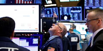 JLX06\u002E NUEVA YORK (ESTADOS UNIDOS), 06/05/2019\u002E- Economistas trabajan durante una nueva jornada en la Bolsa de Nueva York, este lunes en Nueva York, Estados Unidos\u002E Wall Street abrió este lunes con pérdidas y el Dow Jones de Industriales, su principal indicador, descendía un 1,45 %, en una jornada claramente marcada por las amenazas del presidente Donald Trump de subir los aranceles a China a un 25 %, en un recrudecimiento de su pulso comercial\u002E EFE/ Justin Lane