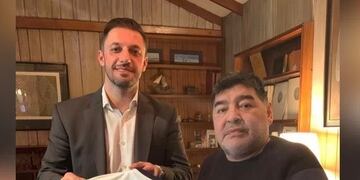 Las primeras imágenes de Diego Maradona con la camiseta del Lobo\u002E El astro del fútbol fue confirmado como el nuevo director técnico de Gimnasia y Esgrima de La Plata\u002E