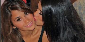 Antonela Roccuzzo y su amiga Daniella Semaan disfrutan de las vacaciones juntas\u002E