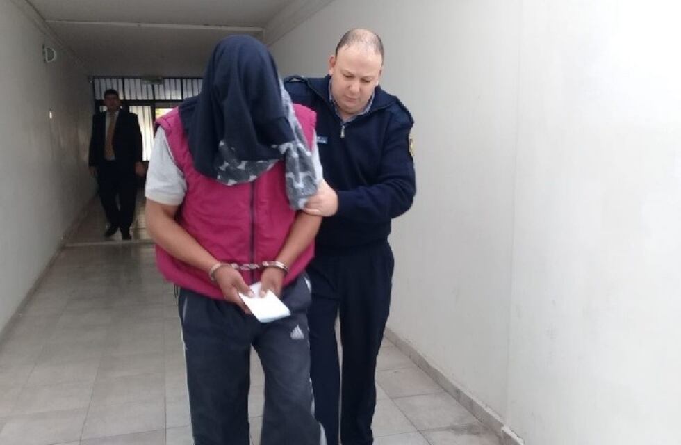 Abusó de su hijastra de 15 años en numerosas ocasiones y lo atraparon