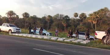 La camioneta con cigarrillos quiso eludir el control y chocó un patrullero