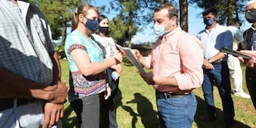 El gobernador entregó, en persona, los títulos de propiedad\u002E