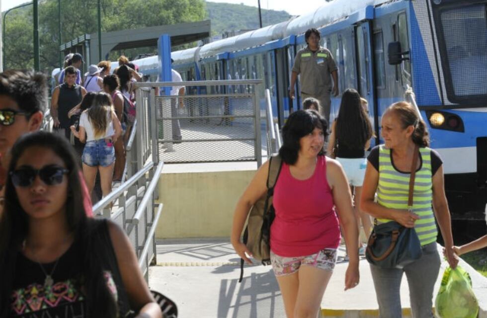 Escándalo en el Tren de las Sierras: no habría choferes y decenas de pasajeros están varados