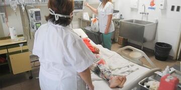 Personal de salud atiende a una persona con Covid-|19 en el Hospital Central de Mendoza