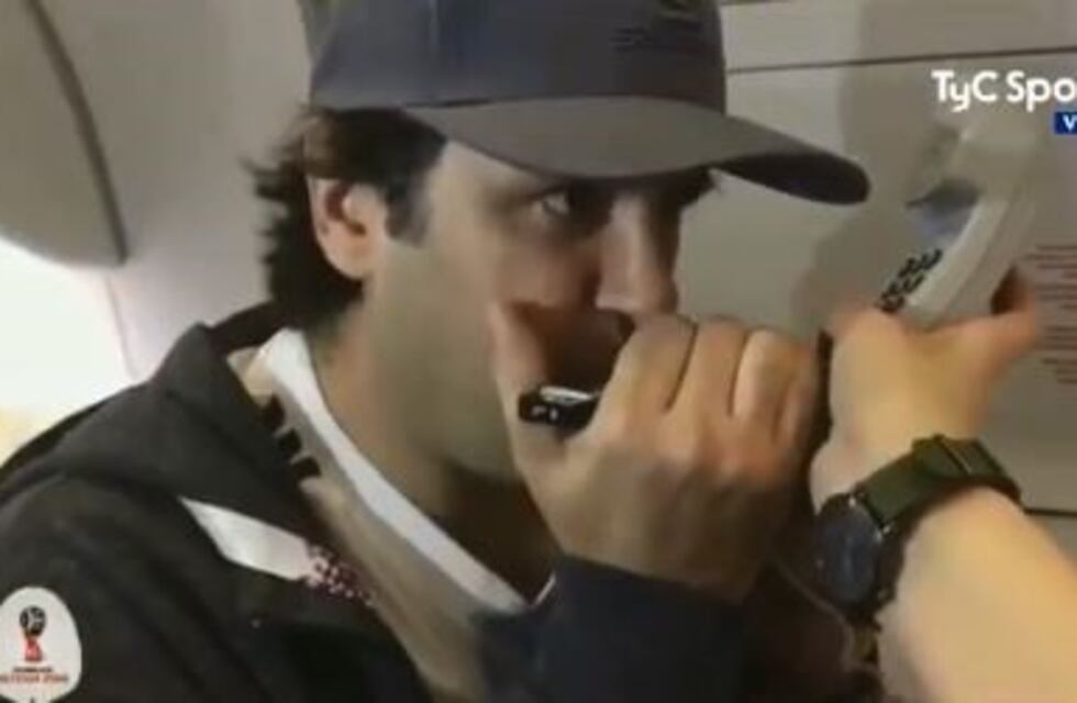 Ciro tocó el himno en un vuelo a Niznhy y desató la locura argentina