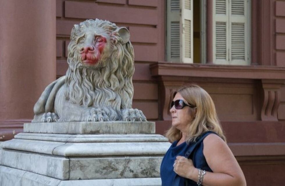 Empiezan a limpiar los leones vandalizados en la puerta del Palacio Municipal