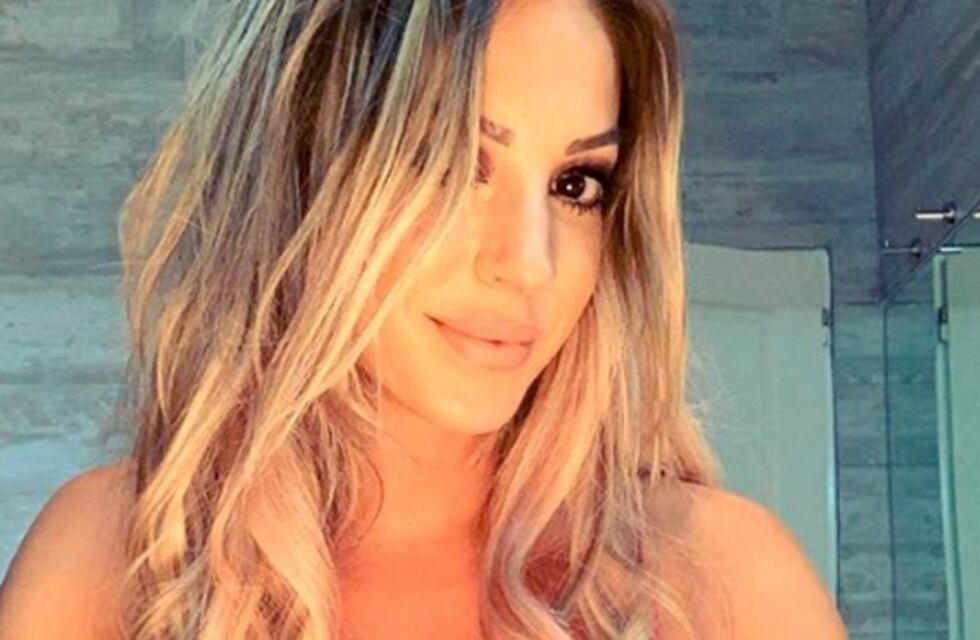 Noelia Marzol lució una micro bikini desde el borde de la pileta