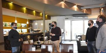 El intendente Luis Castellano recorrió bares, luego de su reapertura