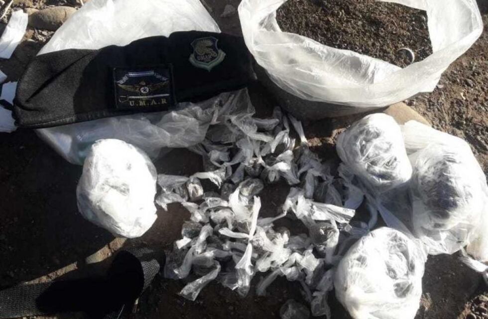 Vieron que la policía los perseguía y tiraron casi un kilo de marihuana
