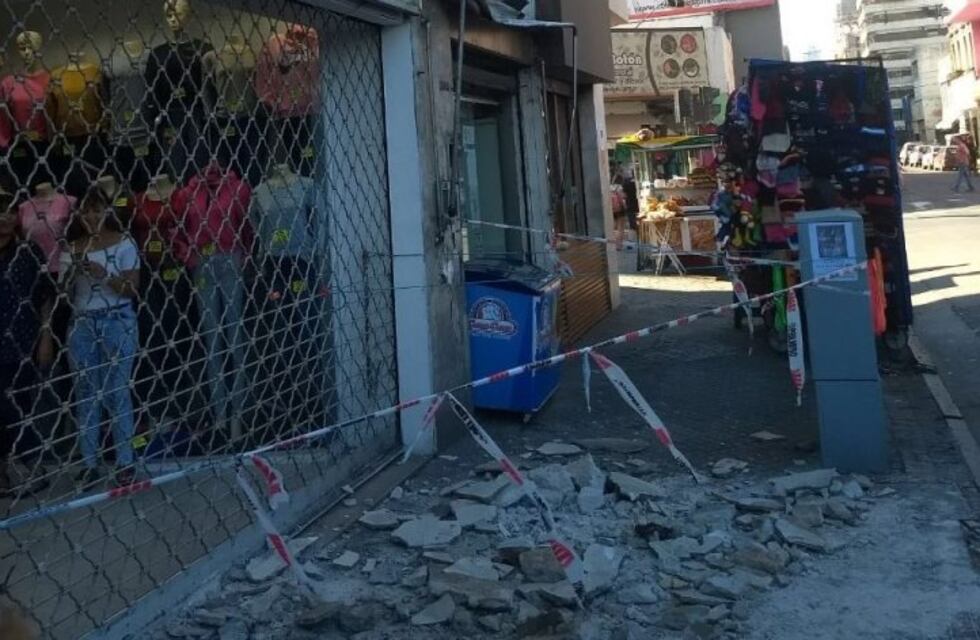 Se desprendió la mampostería de un balcón en pleno centro y de milagro no hirió a una mujer