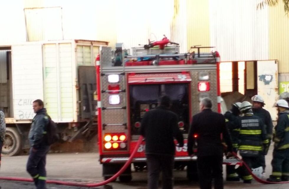 Dos dotaciones de bomberos lograron controlar el incendio de un centro de reciclaje en Nuñez