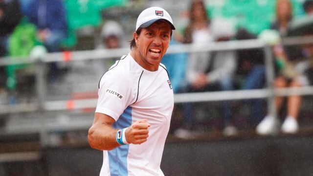 BAS047. BUENOS AIRES (ARGENTINA), 05/02/2017.- El tenista argentino de Copa Davis Carlos Berlocq en acciu00f3n ante el italiano Paolo Lorenzi durante el cuarto partido de la eliminatoria por la Copa Davis entre el equipo de Argentina y el de Italia, disputado