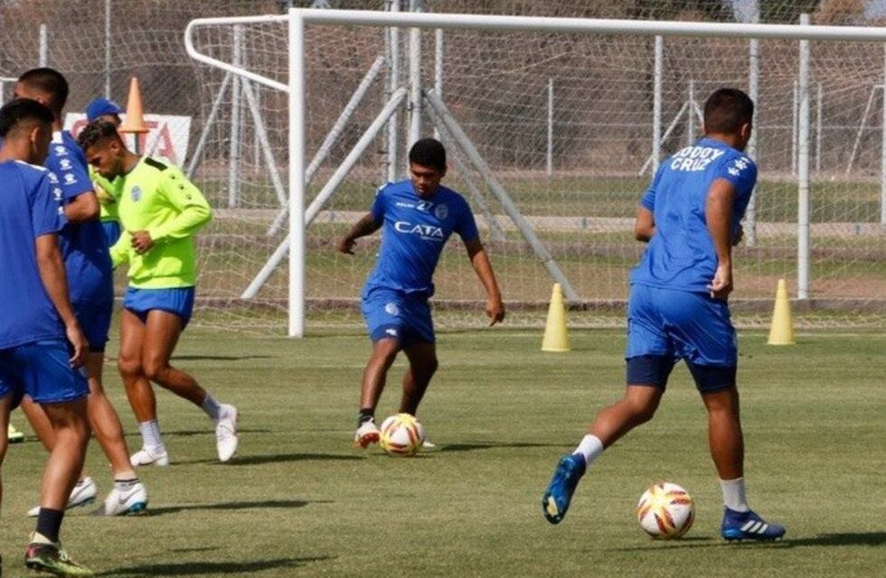 Godoy Cruz vuela hacia Montevideo sin problemas para jugar el amistoso