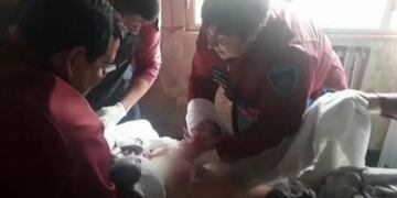 Policías de la Ciudad asistieron a una mujer que dio a luz a mellizos en una habitación de un hotel alojamiento (Captura)