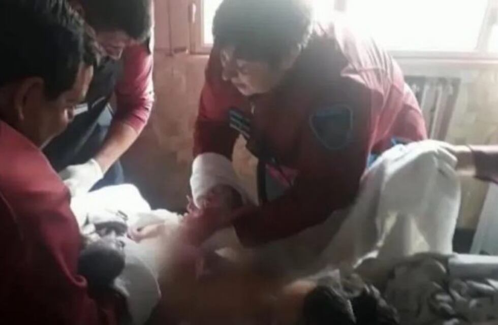 Policías de la Ciudad asistieron a una mujer que dio a luz a mellizos en una habitación de un hotel alojamiento