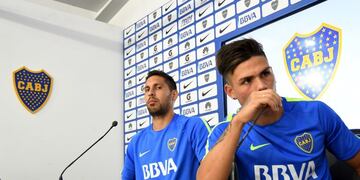 Los defensores de Boca Juniors Juan Manuel Insaurralde (izquierda) y Jonathan Silva brindan una conferencia de prensa el 14/02/2017 en Buenos Aires, Argentina, luego de protagonizar una pelea durante la pru00e1ctica del equipo. rn(Vinculado al texto de dpa