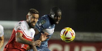 Jan Hurtado (d), de Gimnasia y Esgrima La Plata, pelea la pelota con Miguel Torrén (i), de Argentinos Juniors\u002E