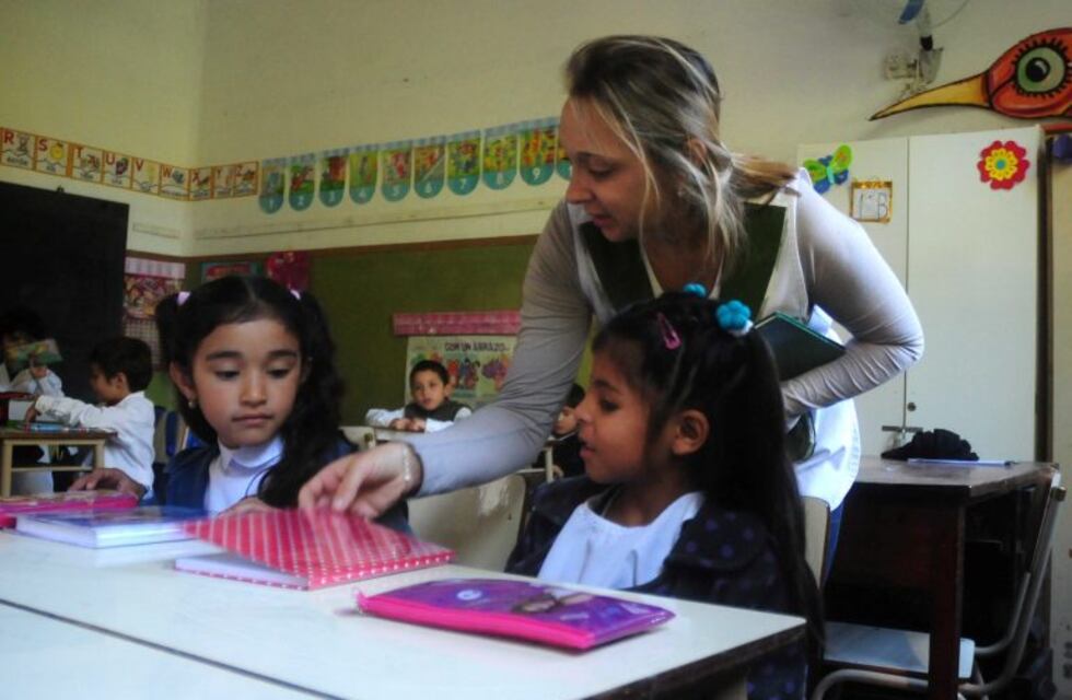 "Los maestros de grado quedaron por debajo de la línea salarial", dijo Morales