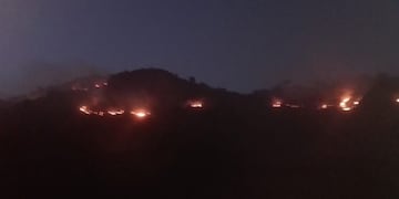 La Calera: llamas en las sierras cerca del Dique San Roque