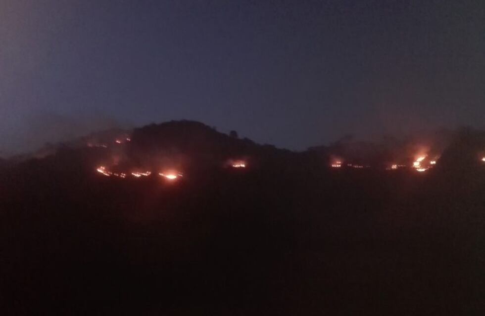Las llamas no aflojan en las sierras en camino al Dique San Roque