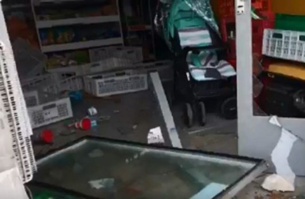 Perdió el control del camión y se incrustó contra una fiambrería