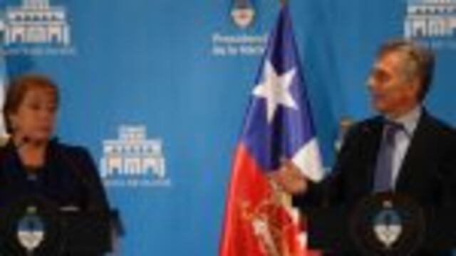 Argentine President Mauricio Macri (R) listens to his Chilean counterpart Michelle Bachelet during a joint press conference in Olivos, Buenos Aires province, on December 16, 2016.  / AFP PHOTO / Emiliano Lasalvia