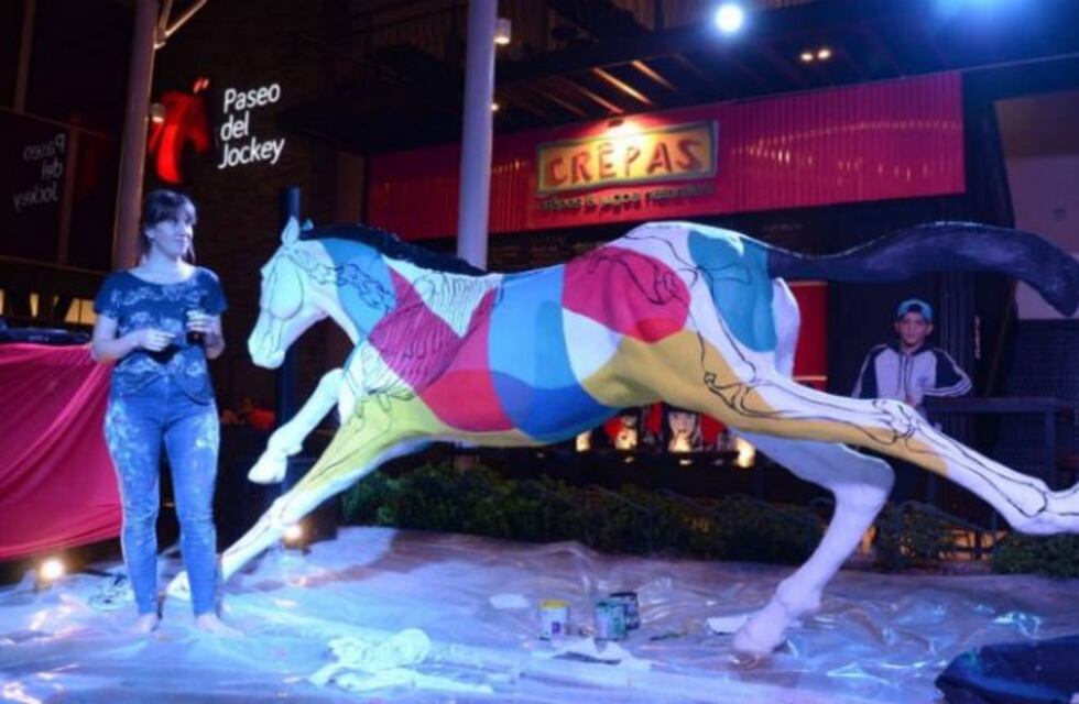 Se realizó en el Paseo del Jockey la intervención Horse Parade: Cada mujer con su caballo