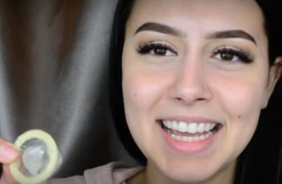 Una YouTuber explica por qué deberías usar un condón para maquillarte