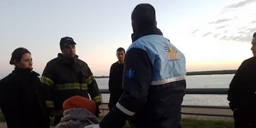 Rescataron a una mujer de la orilla del río Paraná\u002E (Ministerio de Seguridad)