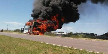 Incendio de micro en Entre Ríos\nCrédito: FMRiel