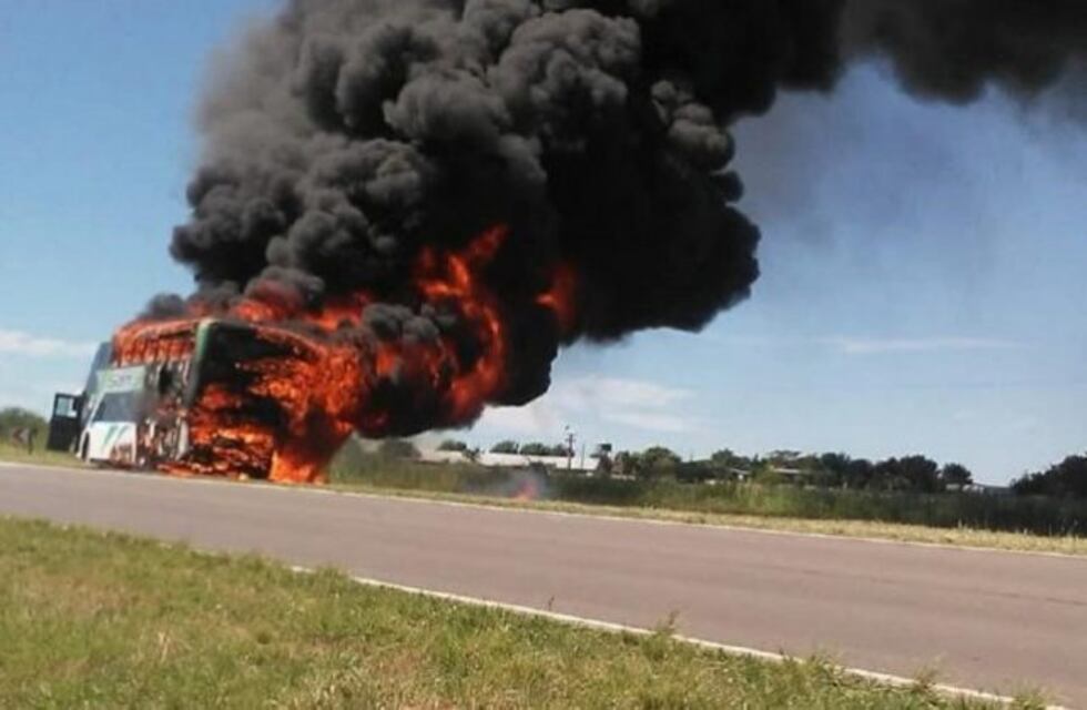 Ruta 39: un micro cargado de pasajeros ardió en llamas en pleno viaje