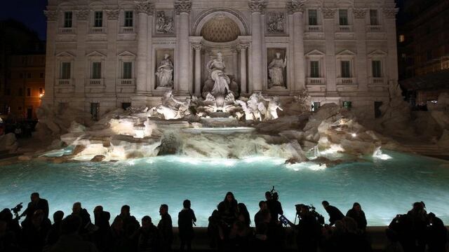ROM01. ROMA (ITALIA), 03/11/2015.- Varias personas observan la Fontana de Trevi, accesible al pu00fablico desde hoy tras los trabajos de restauraciu00f3n, en Roma, Italia, el 3 de noviembre del 2015. EFE/Alessandro Di Meorn italia roma  italia roma inauguracion de la fontana di trevi tras su restauracion fuentes fuente fontana di trevi