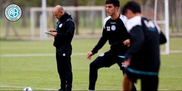 Darío Cavallo toma nota\u002E El domingo será el DT, mientras que la dirigencia busca el reemplazante de Lavallén\u002E